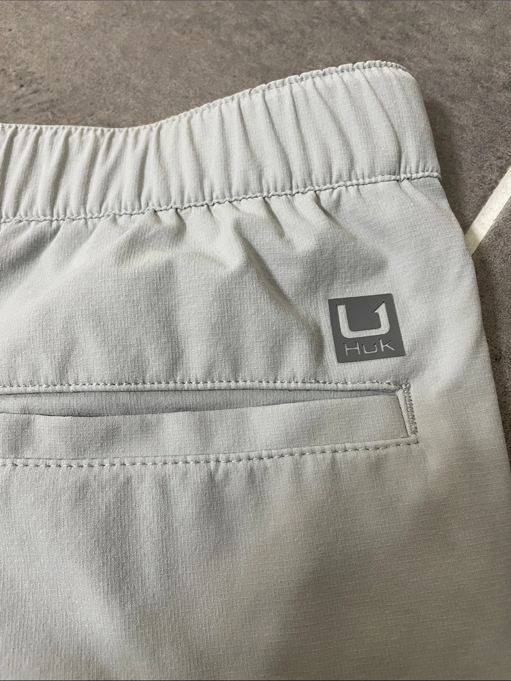 Huk 7” Creekbed Cargo Shorts size Large